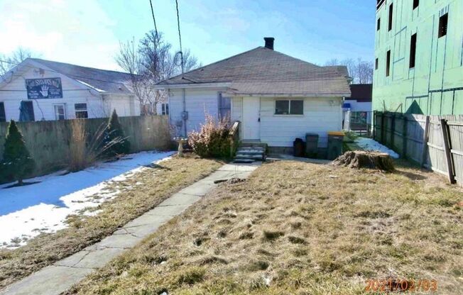 2 bed bungalow just south of Downtown Bloomington! $1480; Available July 2025