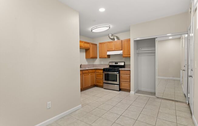 Studio, 1 bath, 450 sqft, $1,600