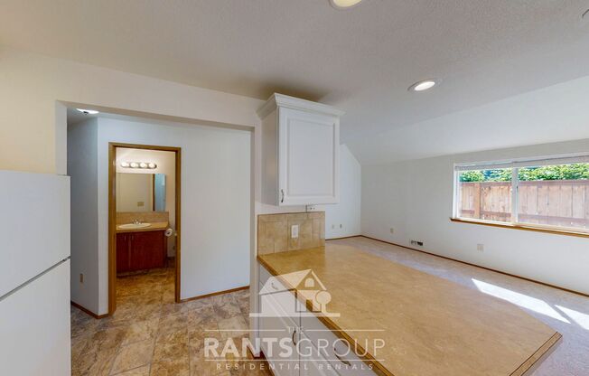 2 beds, 1.5 baths, $1,800, Unit #H-4