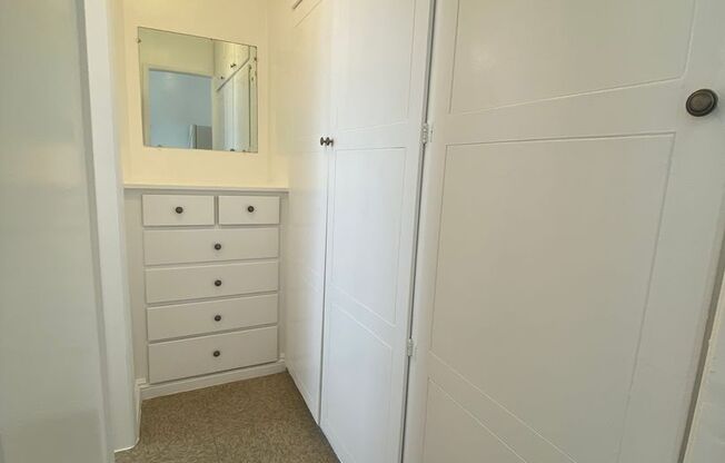 Studio, 1 bath, 370 sqft, $1,300