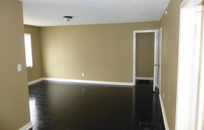 3 beds, 1 bath, $1,100