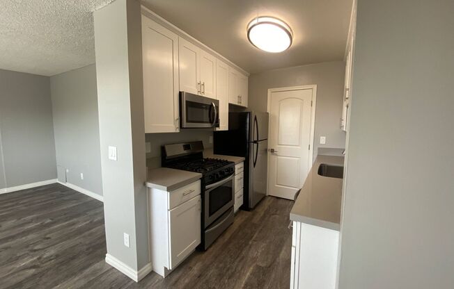 2 beds, 1 bath, $2,495, Unit 1812 N Alvarado St #6