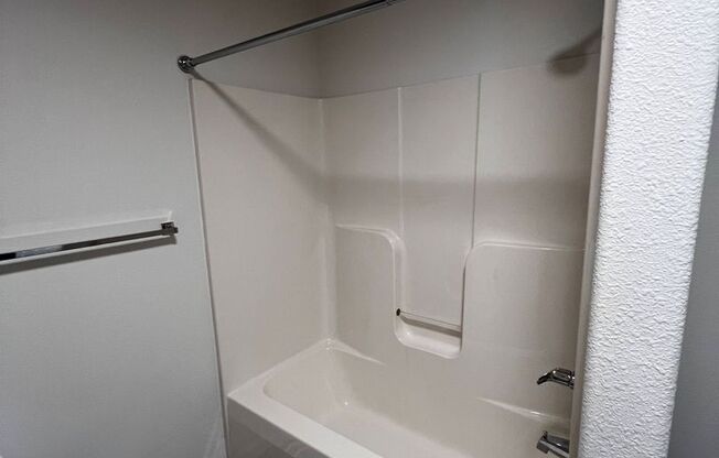 3 beds, 2.5 baths, 2,200 sqft, $1,895, Unit 4715 North