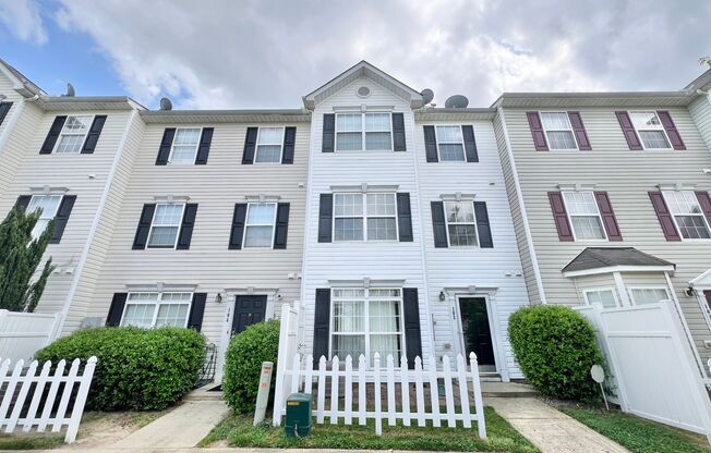 Charming 3BD, 2BA Raleigh Townhome in a Great Location with HOA Amenities