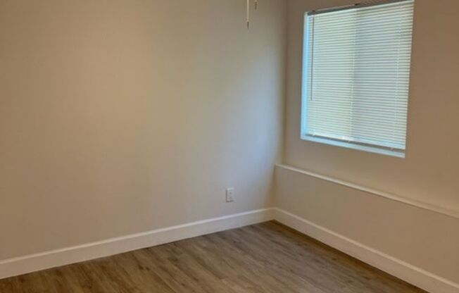 2 beds, 1 bath, 500 sqft, $2,300, Unit B