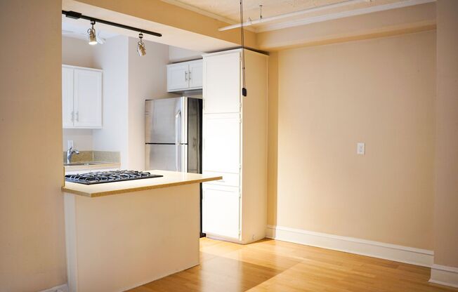 Get $500 OFF Rent! Goose Hollow Spacious & Charming One Bedroom with a Patio!