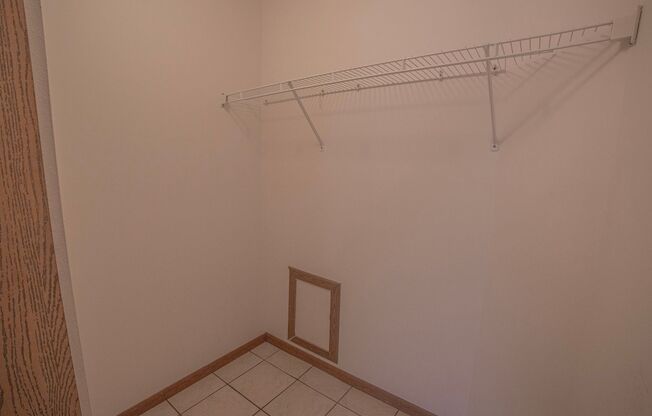 3 beds, 1 bath, 1,025 sqft, $955, Unit 3100-101