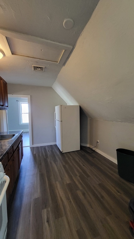 2 beds, 1 bath, $1,900, Unit 3