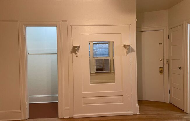 Studio, 1 bath, 350 sqft, $995, Unit 207