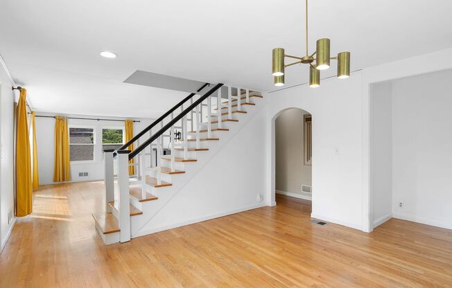 Sprawling 6 bed / 3.5 bath Home in Hillsdale w/ Patio & Large Yard