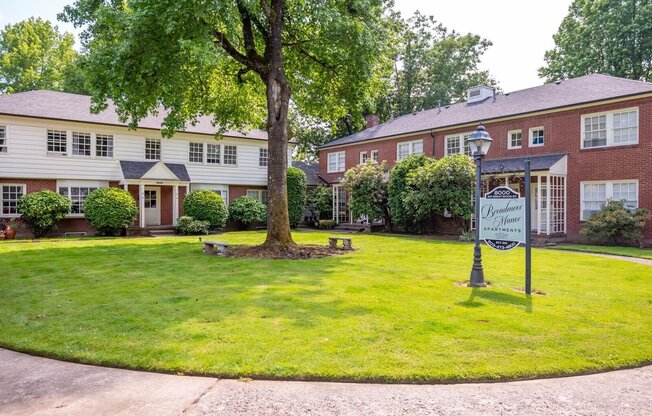 2 beds, 1 bath, 901 sqft, $1,990, Unit 15