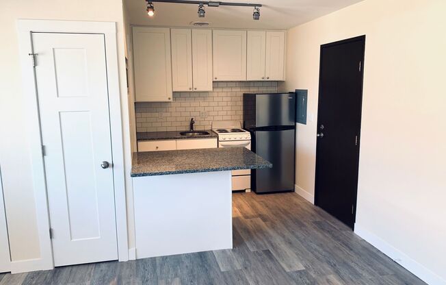 Studio, 1 bath, $725, Unit 06