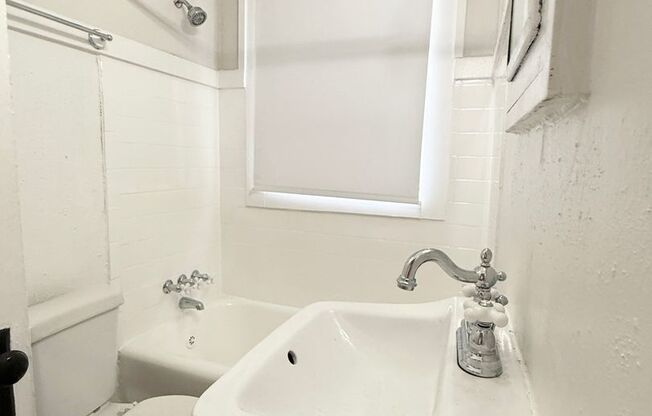 2 beds, 1 bath, $1,275, Unit B3607