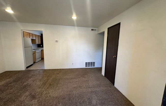 2 beds, 1 bath, $1,300, Unit UNIT 2