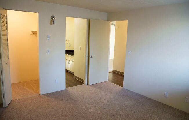 2 beds, 1 bath, 840 sqft, $1,564, Unit 1916