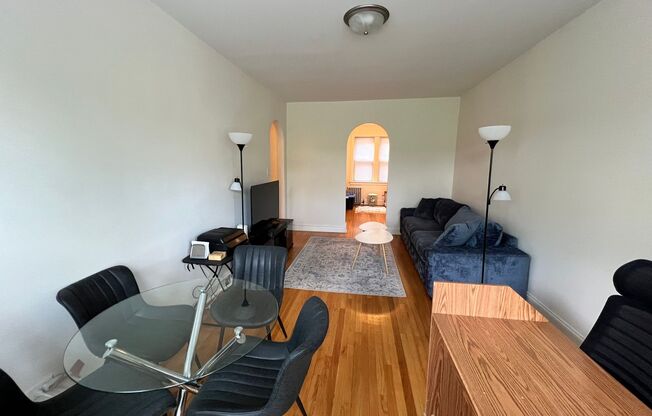 Lovely Renovated 1 BR In North Center