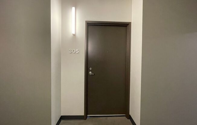 Industrial Highrise Available in the Streetcar Lofts Located in the Pearl!! Gym Facility Available & Washer/Dryer in Unit!