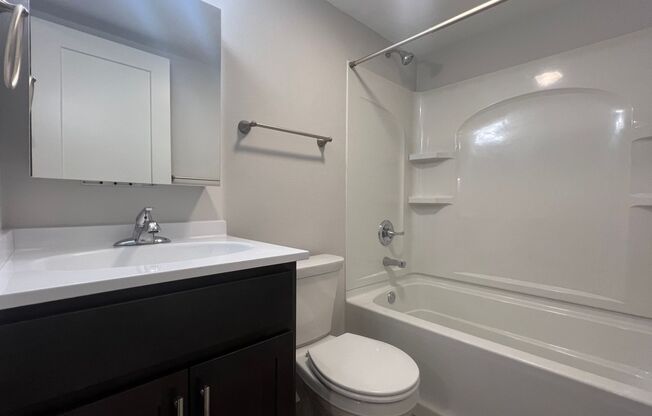 2 beds, 1 bath, $1,150, Unit #17