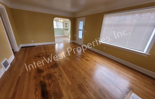 ADORABLE 2 BEDROOM HOUSE IN NORTH PORTLAND WITH LARGE BACK YARD & 2 CAR GARAGE!