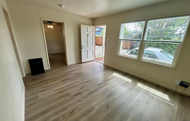 Not to be missed Castro Valley cottage!