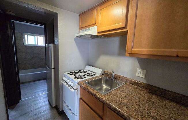 1 bed, 1 bath, $800, Unit 11