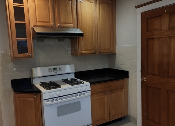 2 beds, 1 bath, 1,300 sqft, $2,800, Unit 2