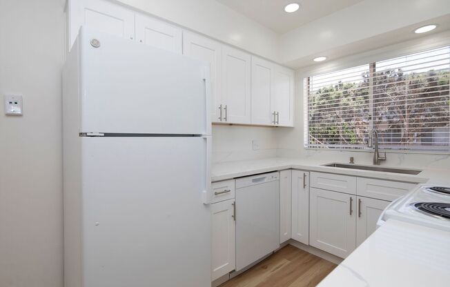 *OPEN HOUSE: 5/17 12-2PM* Spacious 1 BR in Hillcrest with Onsite Laundry!