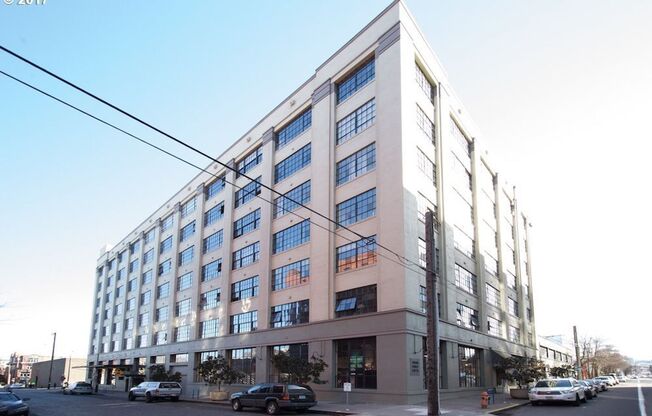 Historic Irving Street Lofts In The Pearl District - Top Floor Unit w/Parking/Rooftop Deck