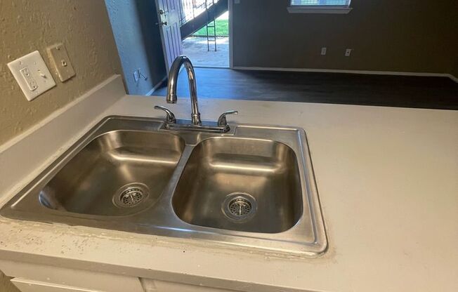 1 bed, 1 bath, 592 sqft, $695, Unit 113W