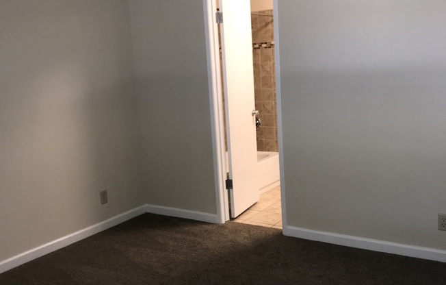 3 beds, 2 baths, 1,050 sqft, $1,895