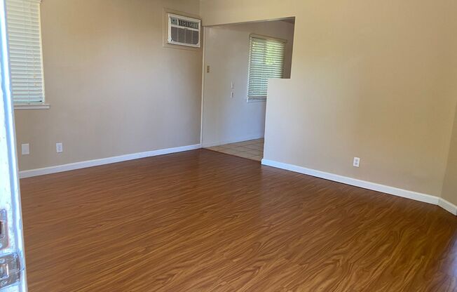 Well maintained 2 bed/1 bath unit in heart of Walnut Creek