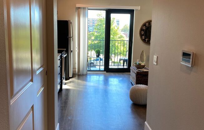 Studio, 1 bath, 327 sqft, $1,570, Unit 417-211