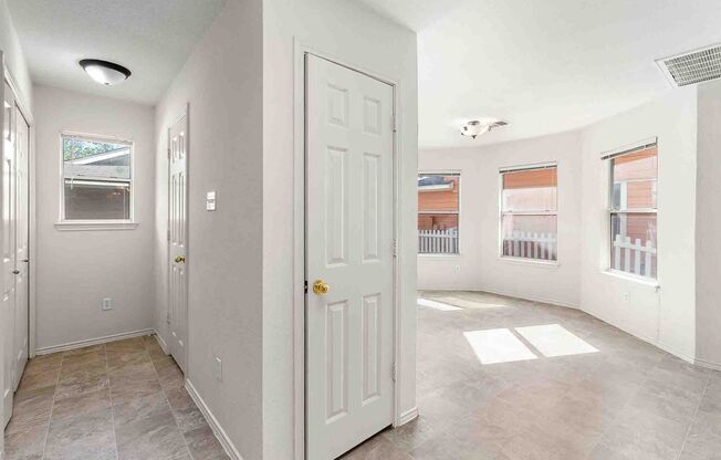 Plum Creek - 3 Bedroom / 2.5 Bathroom Home - 2 Car Garage - Fenced Backyard