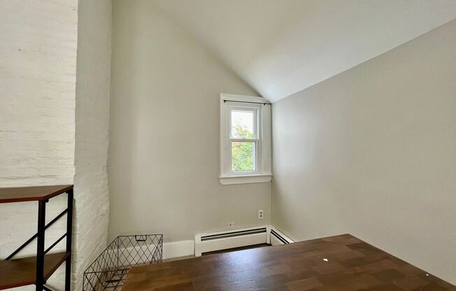 2 beds, 1 bath, $2,500, Unit 11 Ashland Court - Unit 2