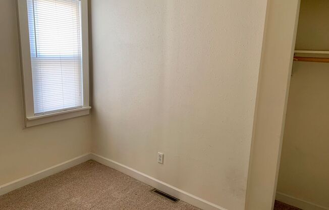 2 beds, 1 bath, $1,095, Unit 1512L