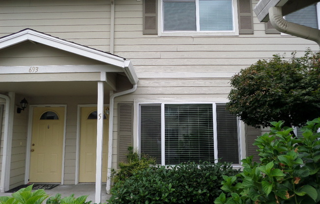 Two Bedroom Townhome, with Air Conditioning & Garage