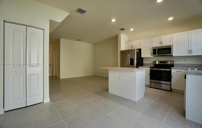 3432 W 113 ST