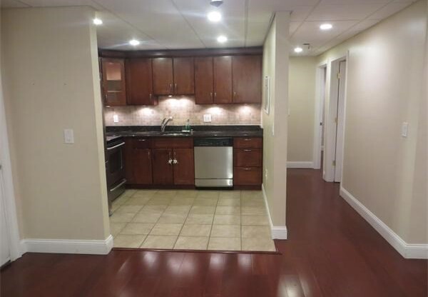 2 beds, 1 bath, 936 sqft, $2,600, Unit 220