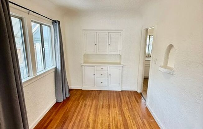 Charming 2 bedroom house with a yard
