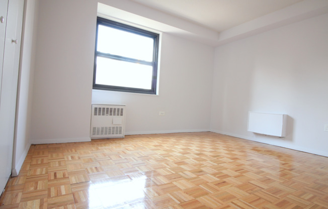 3 beds, 1.5 baths, $9,000, Unit 22G