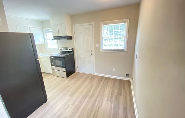 1 bed, 1 bath, 615 sqft, $1,000, Unit 841 Oakwood Villa