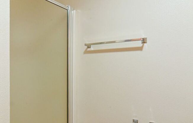 3 beds, 2 baths, $2,400, Unit 201