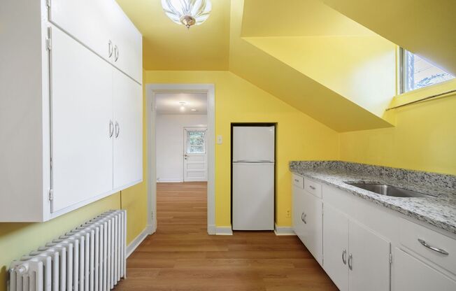 1 bed, 1 bath, $1,100, Unit Carriage House Apt