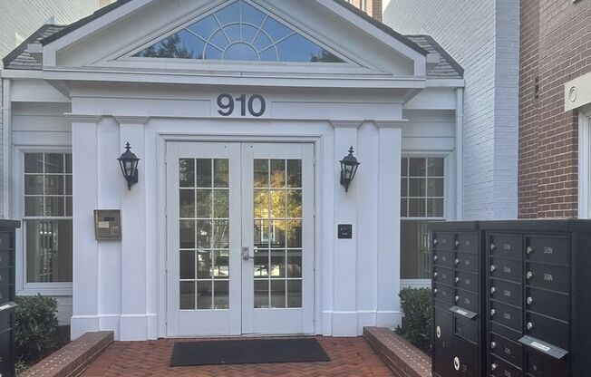 Alexandria/Old Town - 910 Powhatan St - $2,595.00