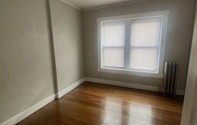 3 beds, 1 bath, $1,800, Unit 92 Woodside Unit #1L