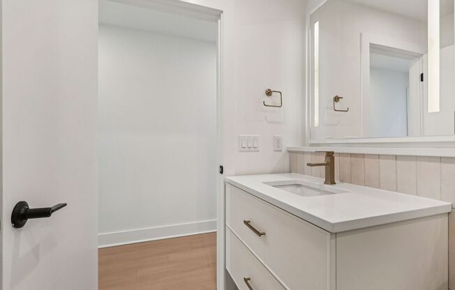 2 beds, 1 bath, 800 sqft, $2,154, Unit 412