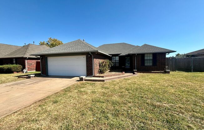 Wonderful 3 Bed 2 Bath Home in Moore