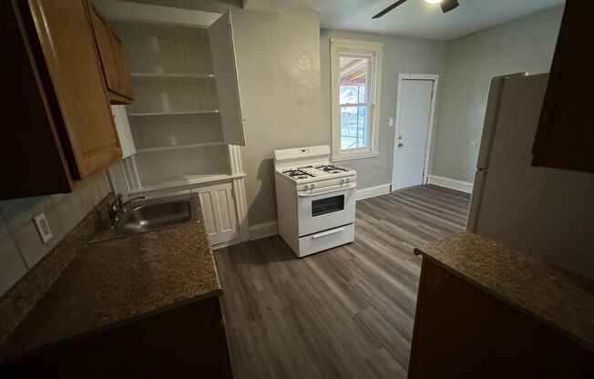 2 beds, 1 bath, $1,295