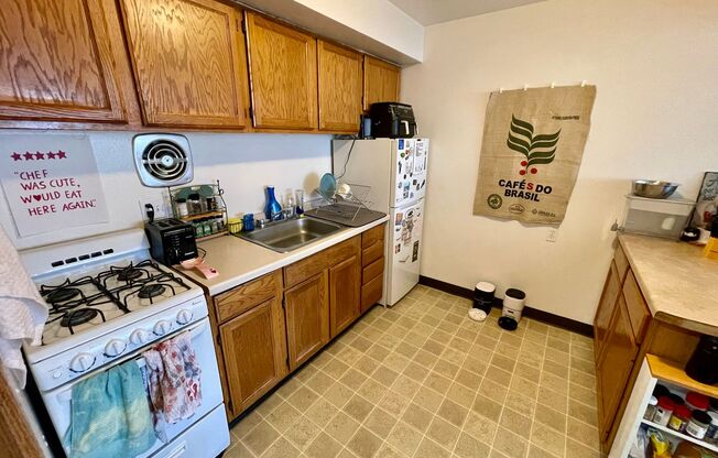 2 beds, 1 bath, $1,295, Unit 206