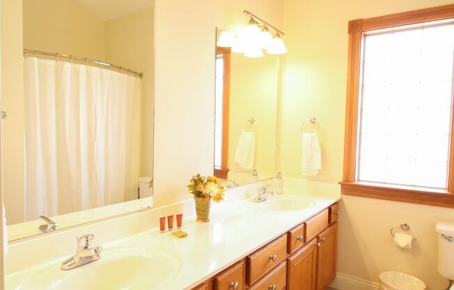 3 beds, 3 baths, 2,000 sqft, $2,850